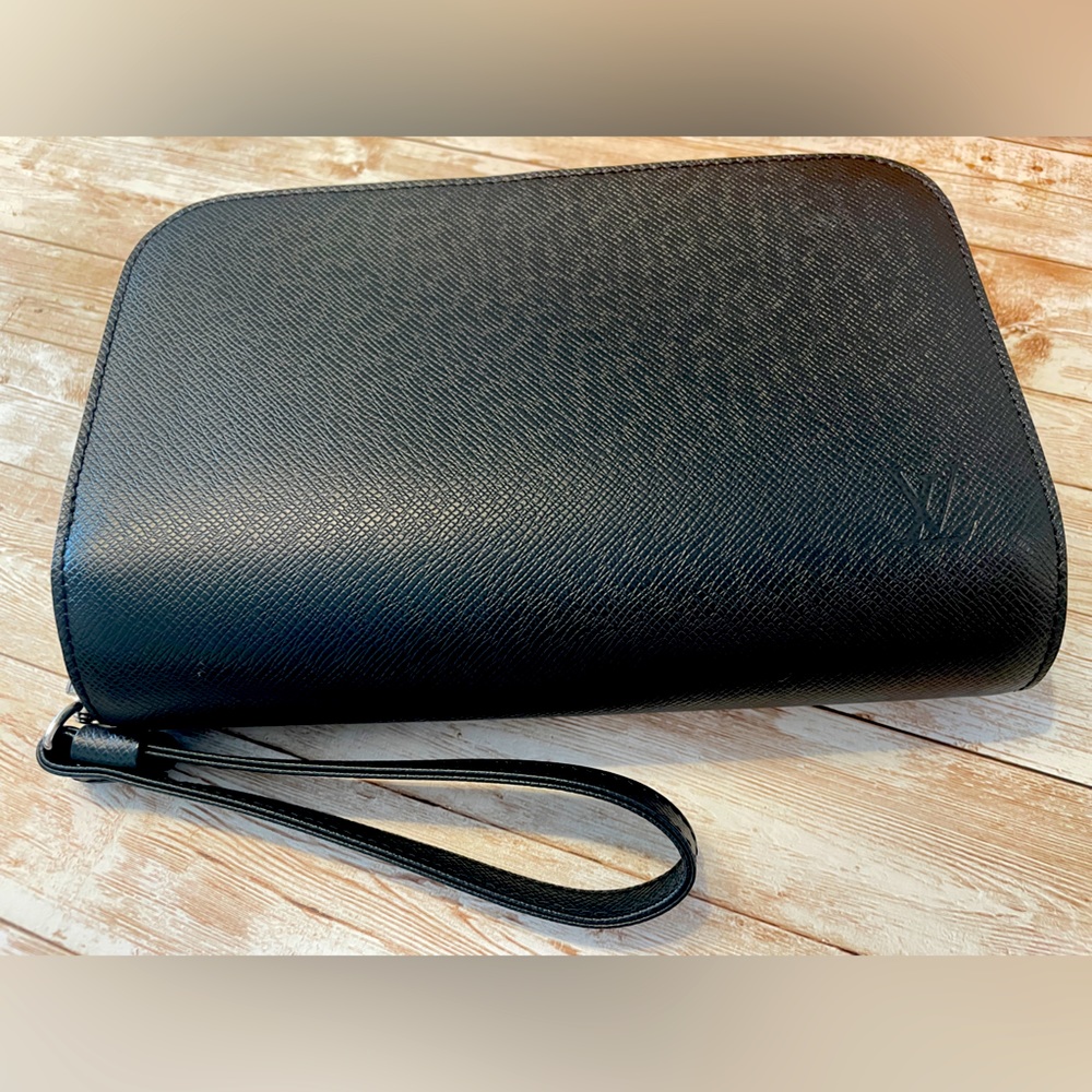 Louis Vuitton men’s/women’s clutch Taiga Leather. Mint condition.